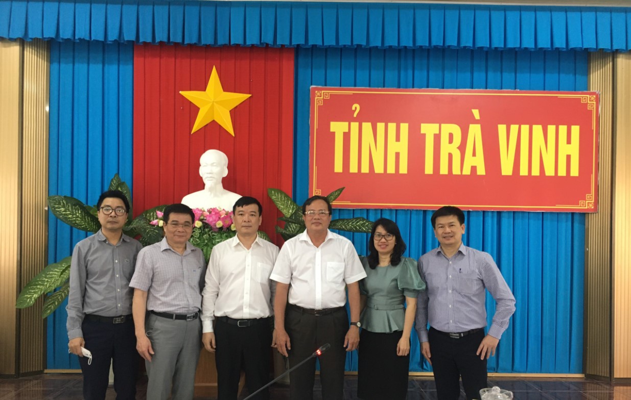 Ông Lê Văn Hẳn – Phó bí thư Tỉnh ủy, Chủ tịch UBND tỉnh Trà Vinh chụp ảnh lưu niệm cùng Đoàn cán bộ Trường Đại học Kinh tế Quốc dân tham dự Hội thảo.