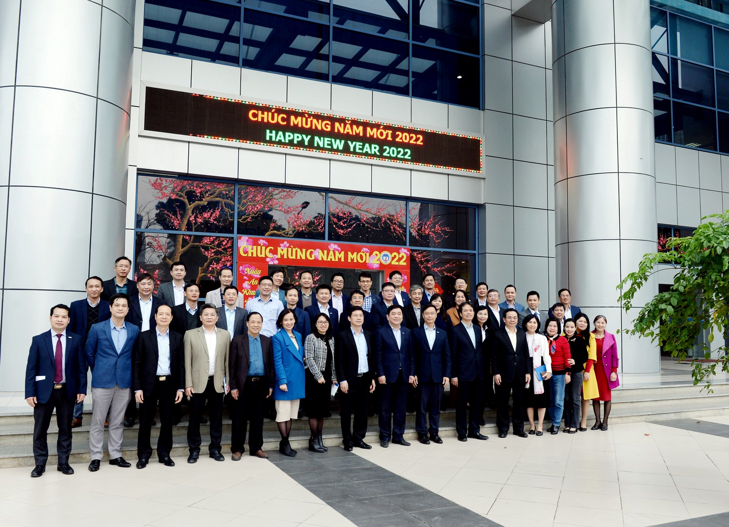 Lãnh đạo Nhà trường, lãnh đạo các đơn vị cùng chụp ảnh lưu niệm tại chương trình 10