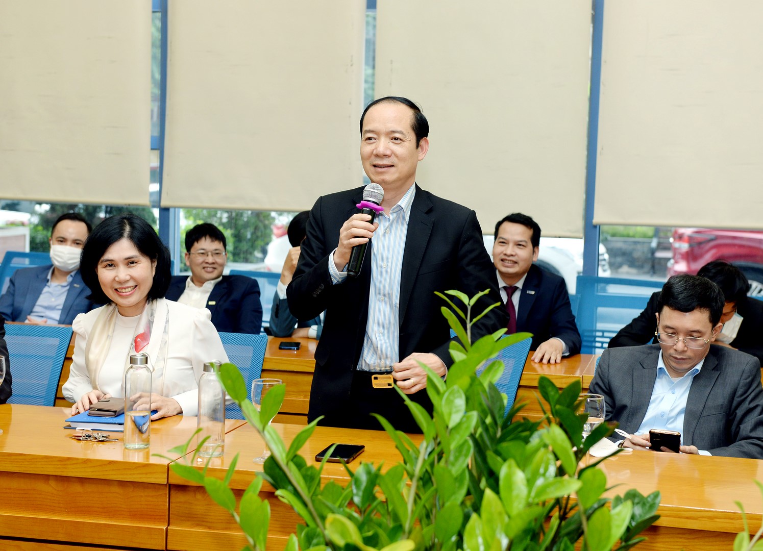 Đại diện lãnh đạo các đơn vị gửi lời cảm ơn và lời chúc mừng năm mới tới các thầy cô lãnh đạo Nhà trường, lãnh đạo các đơn vị tham dự hội nghị 5