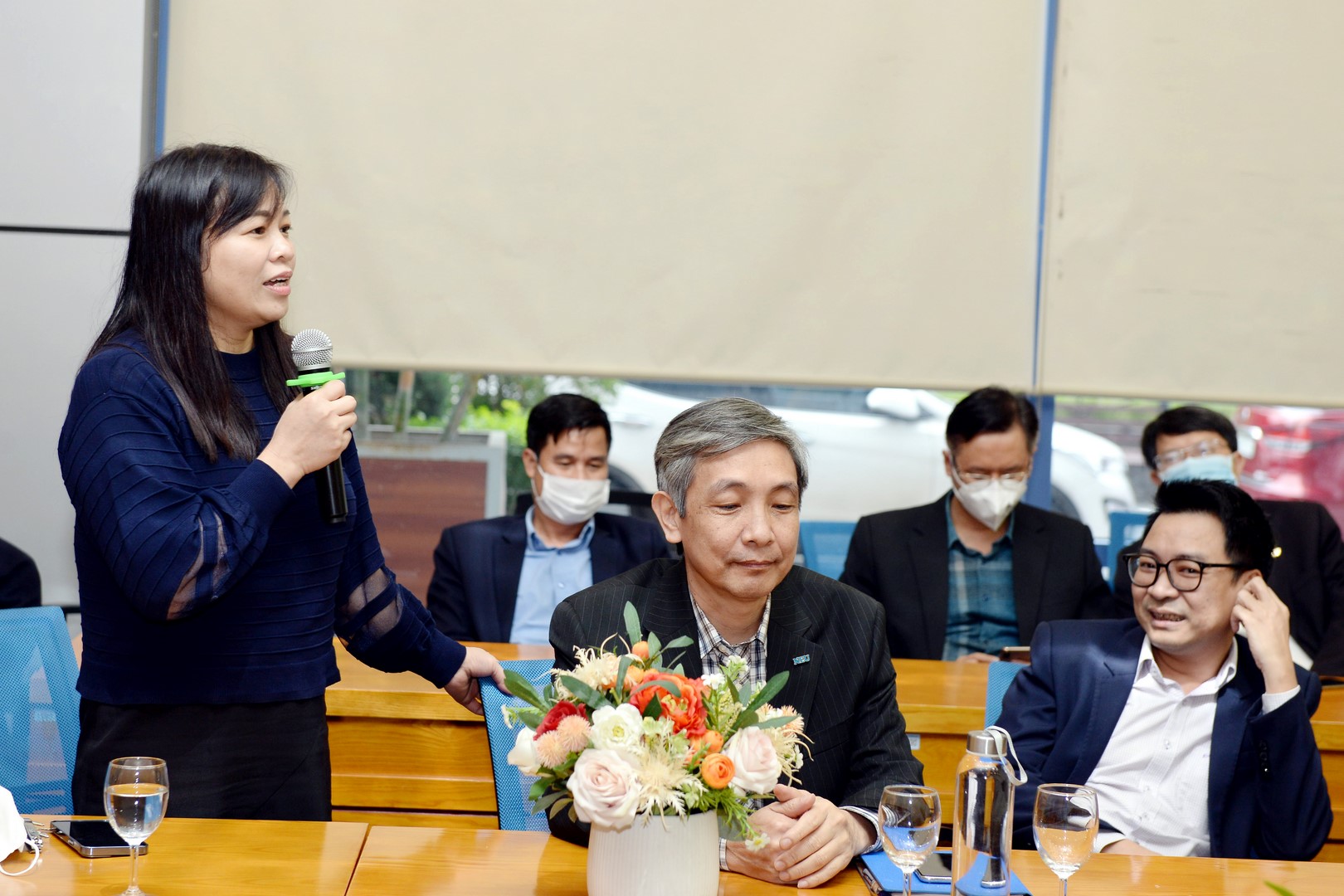 Đại diện lãnh đạo các đơn vị gửi lời cảm ơn và lời chúc mừng năm mới tới các thầy cô lãnh đạo Nhà trường, lãnh đạo các đơn vị tham dự hội nghị 6