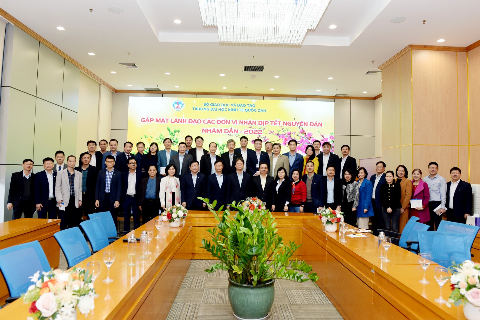 Lãnh đạo Nhà trường, lãnh đạo các đơn vị cùng chụp ảnh lưu niệm tại chương trình 1