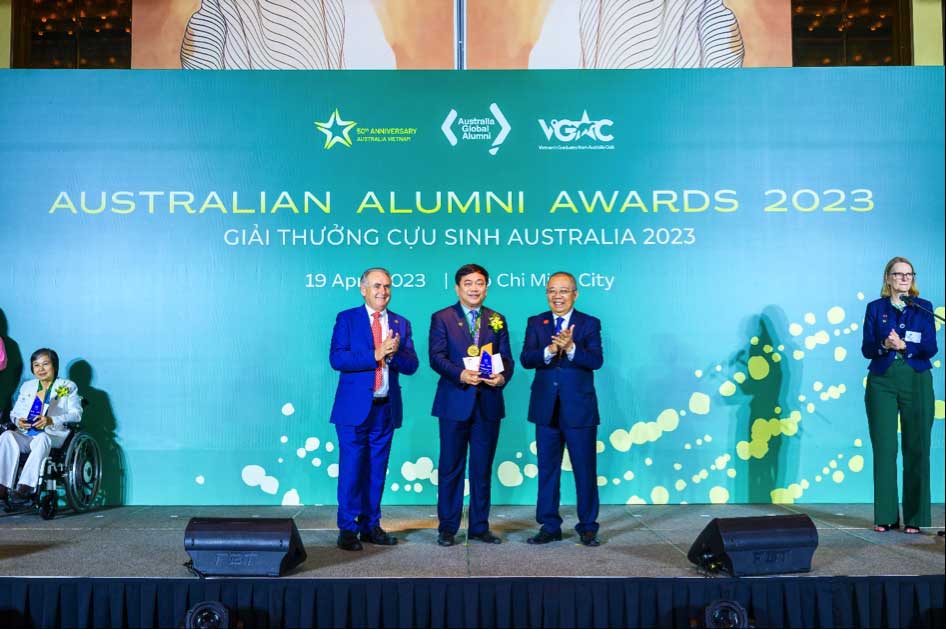 Bộ trưởng Thương mại và Du lịch Australia, Don Farrell và GS. Trần Văn Nhung Chủ tịch Hội Hữu nghị Việt Nam – Australia, trao giải cho GS.TS Trần Thọ Đạt