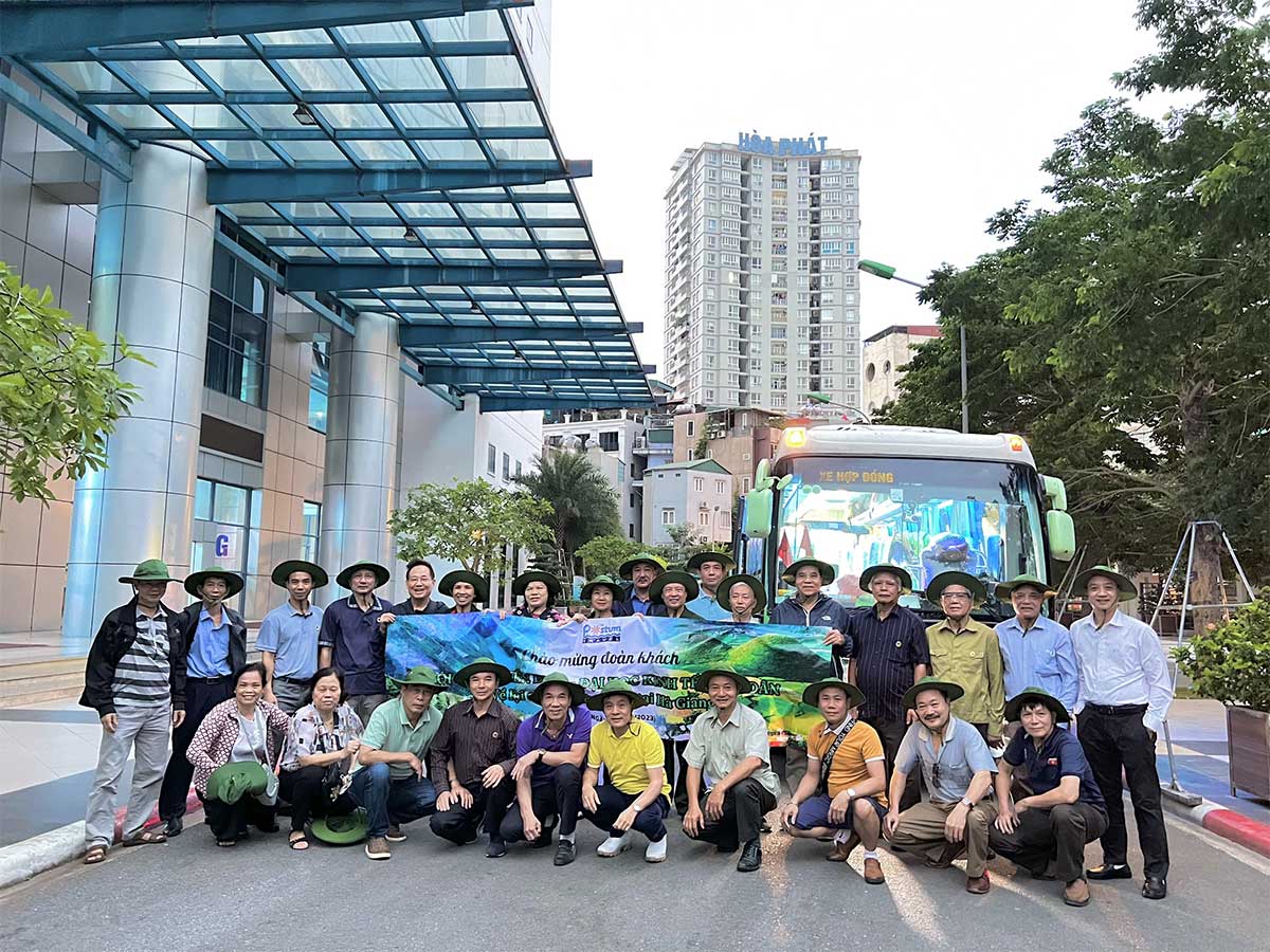 Hội CCB Trường chụp ảnh lưu niệm tại sảnh A1 trước cuộc hành trình