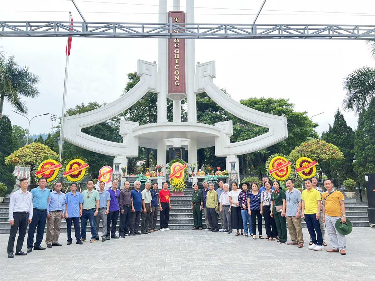 Hội CCB Trường thăm và viếng Nghĩa trang Vị Xuyên