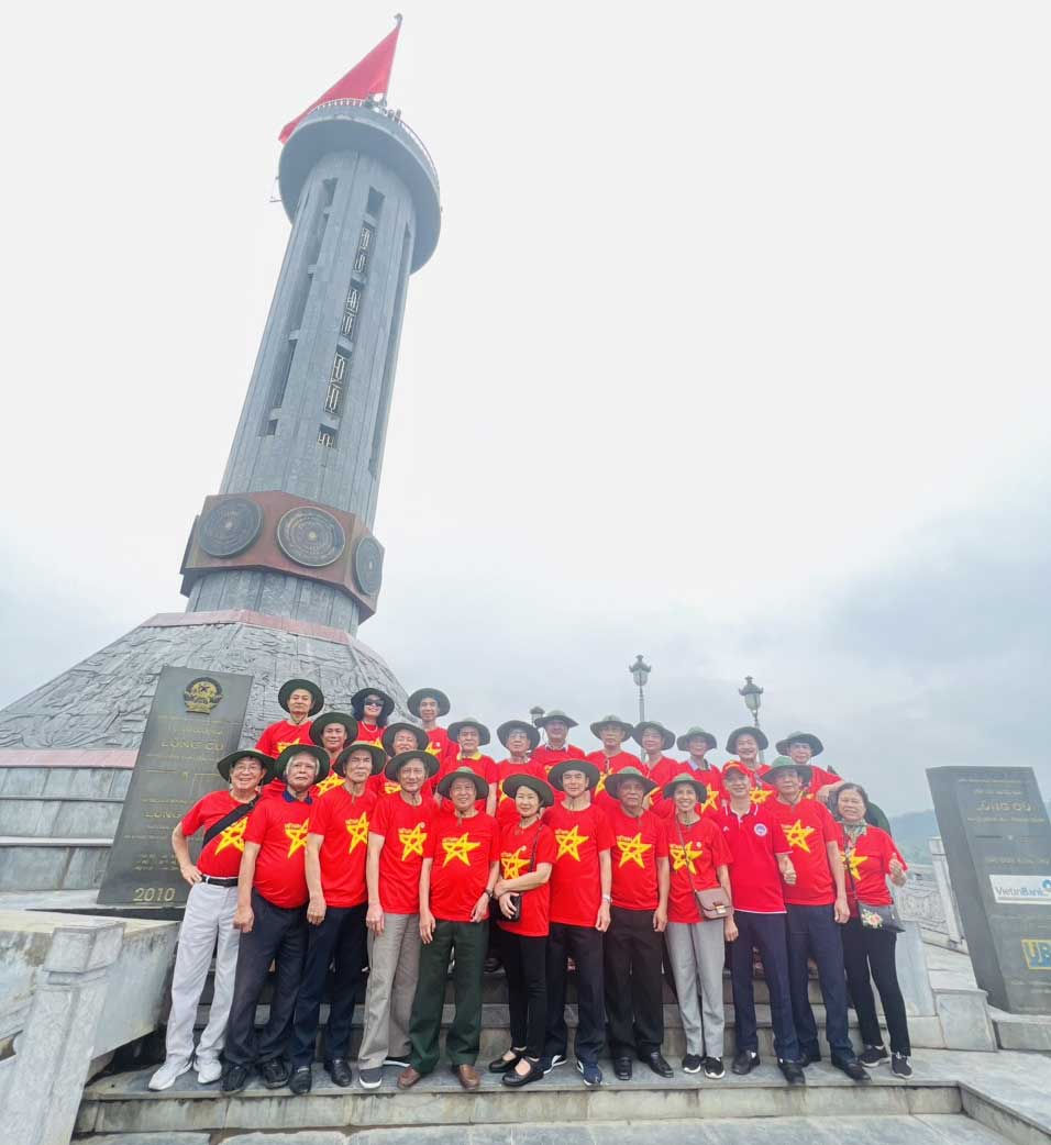 Hội CCB Trường chụp ảnh tại Cột cờ Lũng Cú