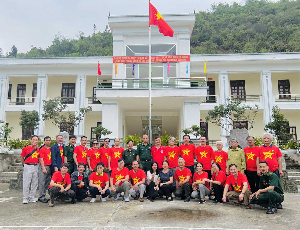 Hội CCB Trường chụp ảnh tại Đồn biên phòng Lũng Cú