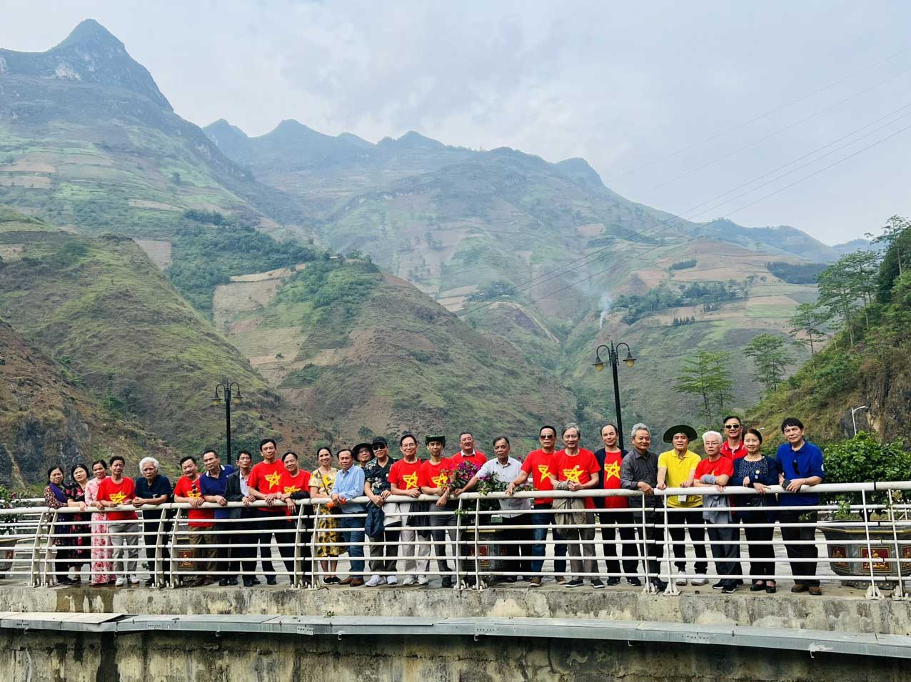   Hội CCB Trường chụp ảnh tại Nhà máy thủy điện sông Nho Quế