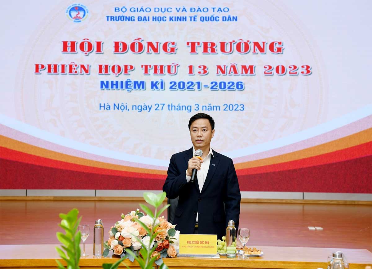  PGS.TS Bùi Đức Thọ - Bí thư Đảng ủy, Chủ tịch Hội đồng trường chủ trì phiên họp