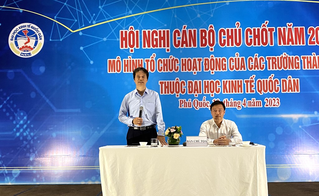 GS.TS Phạm Hồng Chương - Hiệu trưởng và PGS.TS Bùi Đức Thọ - Bí thư Đảng ủy, Chủ tịch Hội đồng trường chủ trì Hội nghị