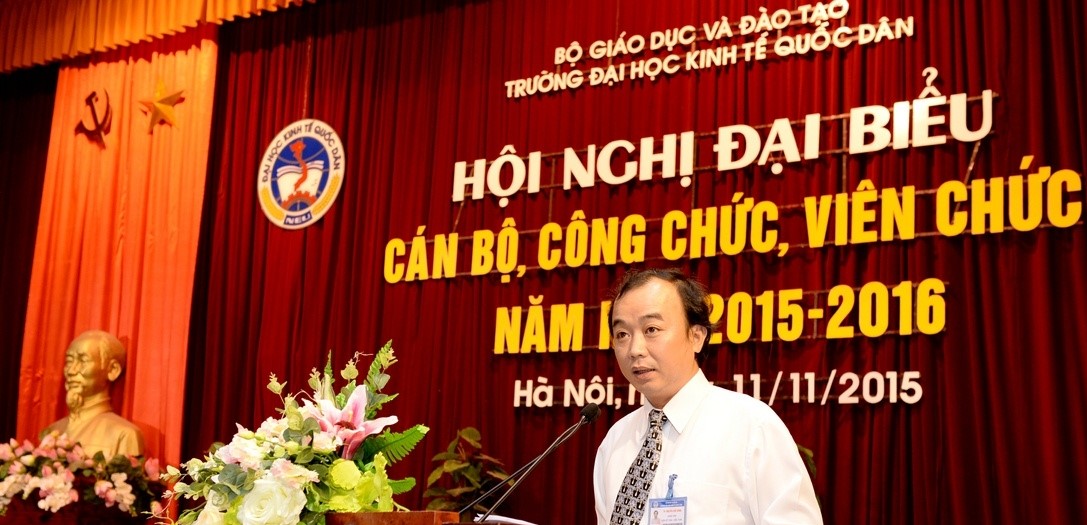 TS. Nguyễn Hữu Đồng – Chủ tịch Công đoàn trường báo cáo tổng hợp ý kiến đóng góp từ Hội nghị cán bộ, công chức, viên chức của các đơn vị