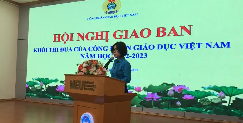 Đ/c Lê Thị Mai Oanh, Trưởng Ban CSPL&QHLĐ trình bày báo cáo kết quả hoạt động của các khối thi đua