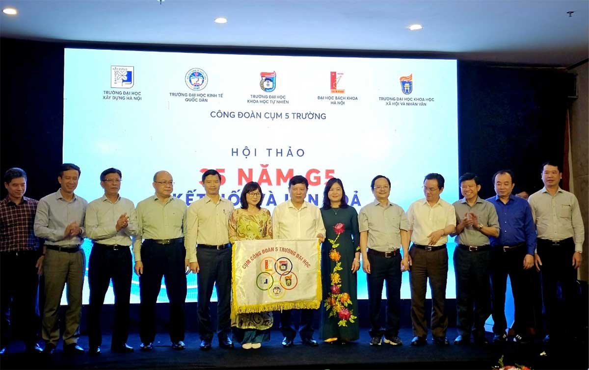 Lãnh đạo 5 Trường chứng kiến Lễ bàn giao Cờ cho đơn vị đăng cai hoạt động năm 2023