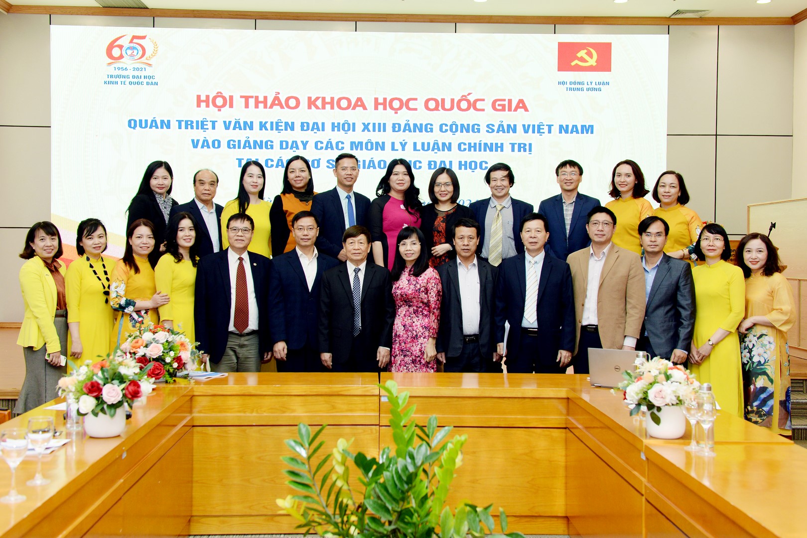 Các đại biểu tham dự hội thảo cùng nhau chụp ảnh lưu niệm