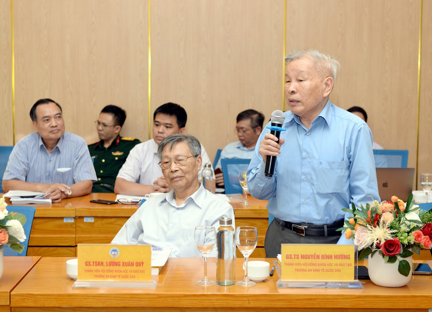 Các đại biểu thảo luận và đóng góp ý kiến tại Hội thảo 1