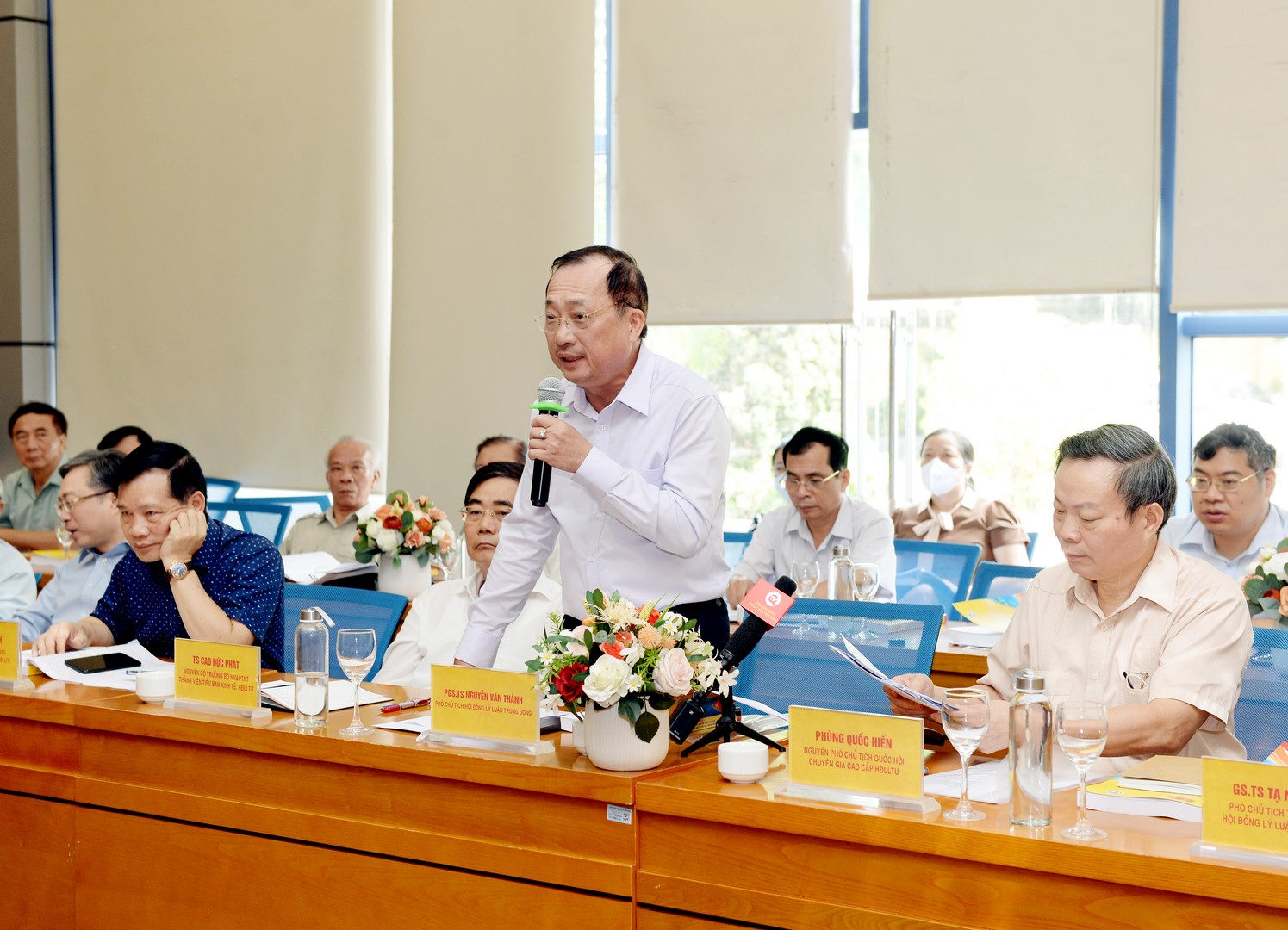 Các đại biểu thảo luận và đóng góp ý kiến tại Hội thảo 4