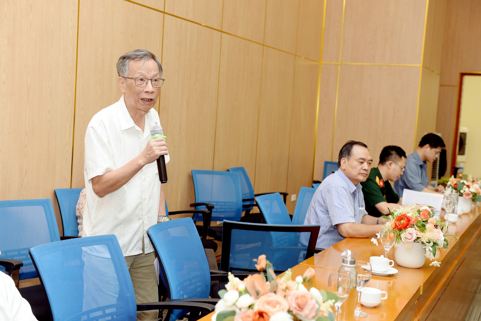 Các đại biểu thảo luận và đóng góp ý kiến tại Hội thảo 6