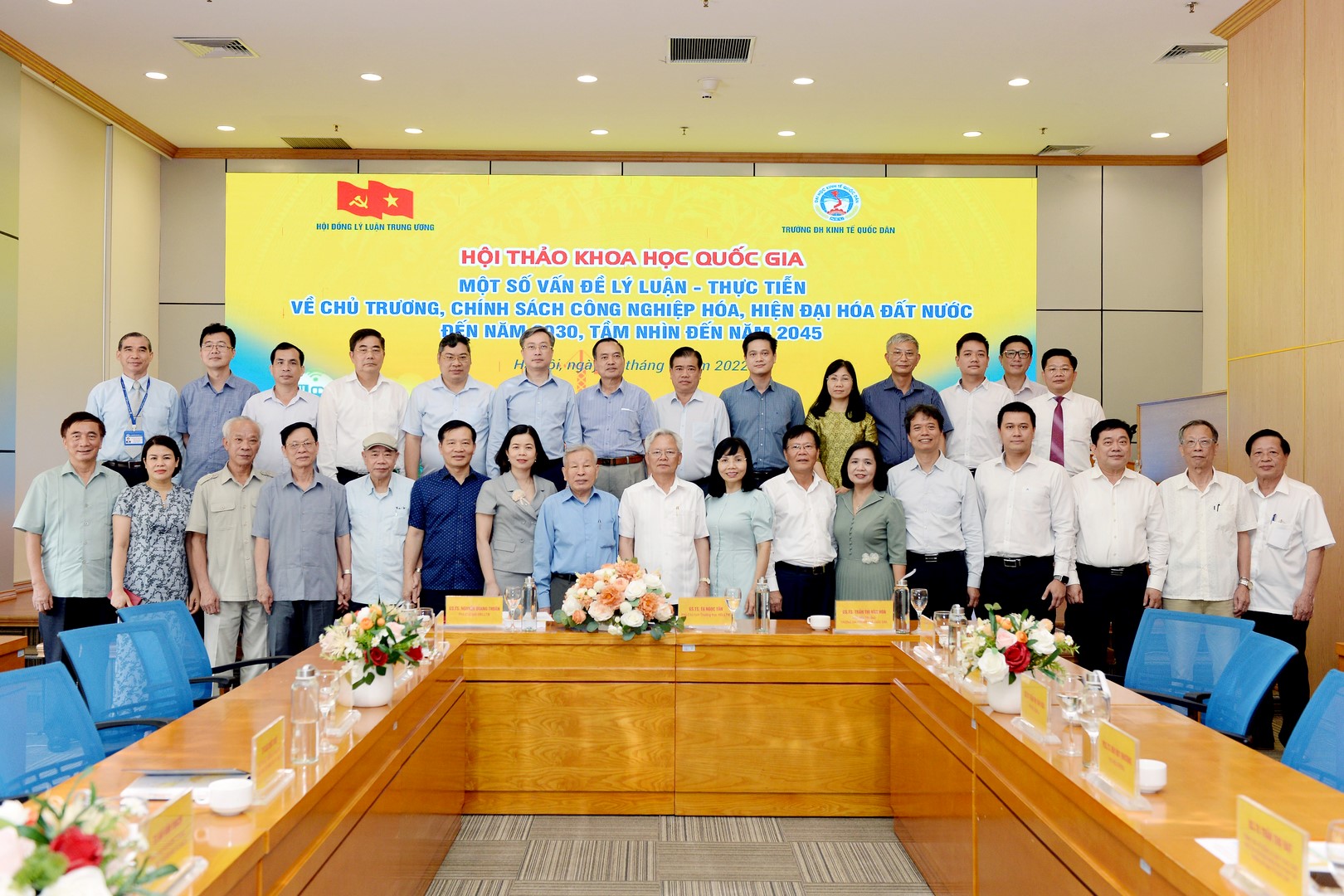 Các đại biểu tham dự Hội thảo cùng chụp ảnh lưu niệm