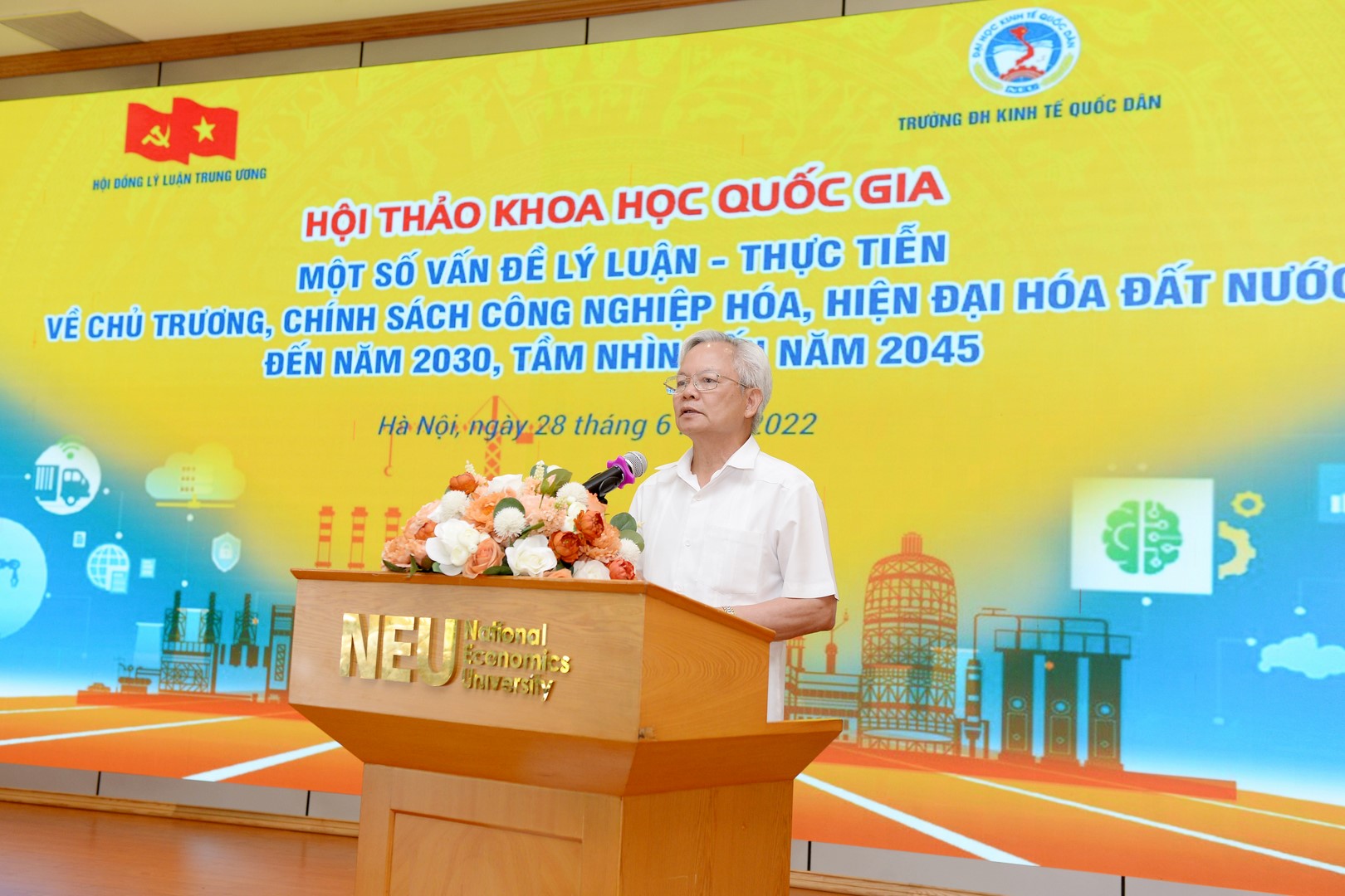 GS.TS Tạ Ngọc Tấn – Phó Chủ tịch thường trực HĐLLTƯ phát biểu khai mạc Hội thảo