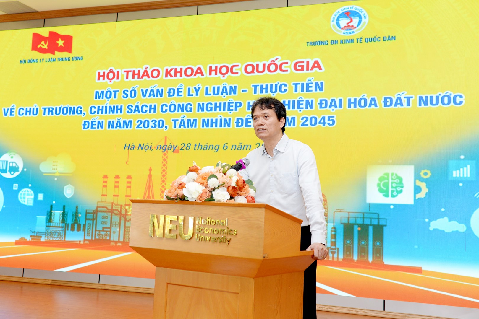GS.TS Phạm Hồng Chương – Hiệu trưởng nhà trường phát biểu