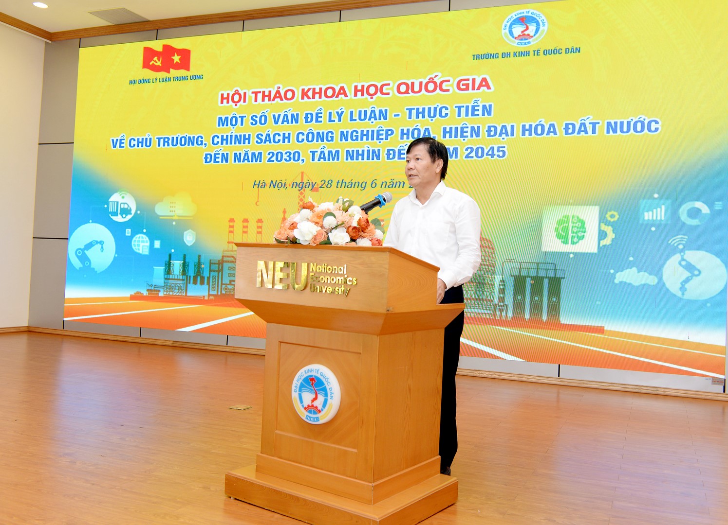 GS.TS Nguyễn Quang Thuấn – Phó Chủ tịch HĐLLTƯ báo cáo đề dẫn Hội thảo