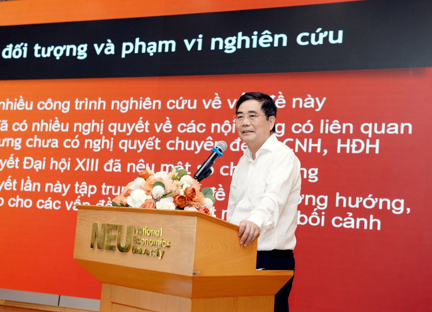 TS. Cao Đức Phát - Thành viên HĐLLTƯ, Nguyên Bộ trưởng Bộ NN&PTNT trình bày tham luận "Một số vấn đề công nghiệp hóa, hiện đại hóa trong bối cảnh mới"
