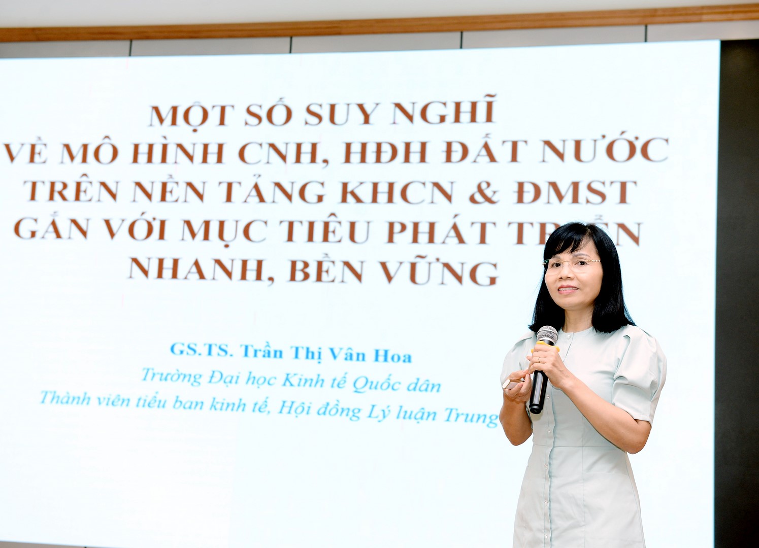 GS.TS Trần Thị Vân Hoa - Phó Hiệu trưởng Đại học Kinh tế Quốc dân, thành viên HĐ LLTW trình bày tham luận "Một số suy nghĩ ban đầu về mô hình công nghiệp hóa, hiện đại hóa đất nước đất nước trên nền tảng KHCN&ĐMST với mục tiêu phát triển nhanh, bền vững đến năm 2030 tầm nhìn đến năm 2045"
