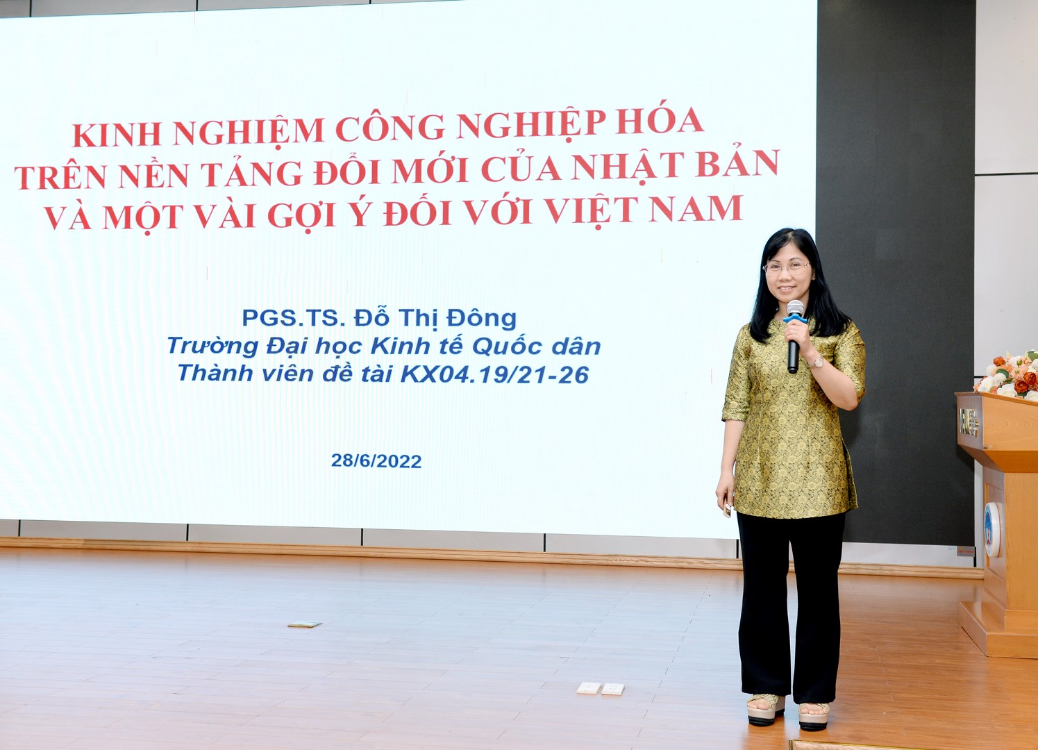 PGS.TS Đỗ Thị Đông - Trường ĐH KTQD trình bày tham luận "Kinh nghiệm công nghiệp hóa, hiện đại hóa trên nền tảng KHCN&ĐMST của Nhật Bản - Bài học cho Việt Nam"
