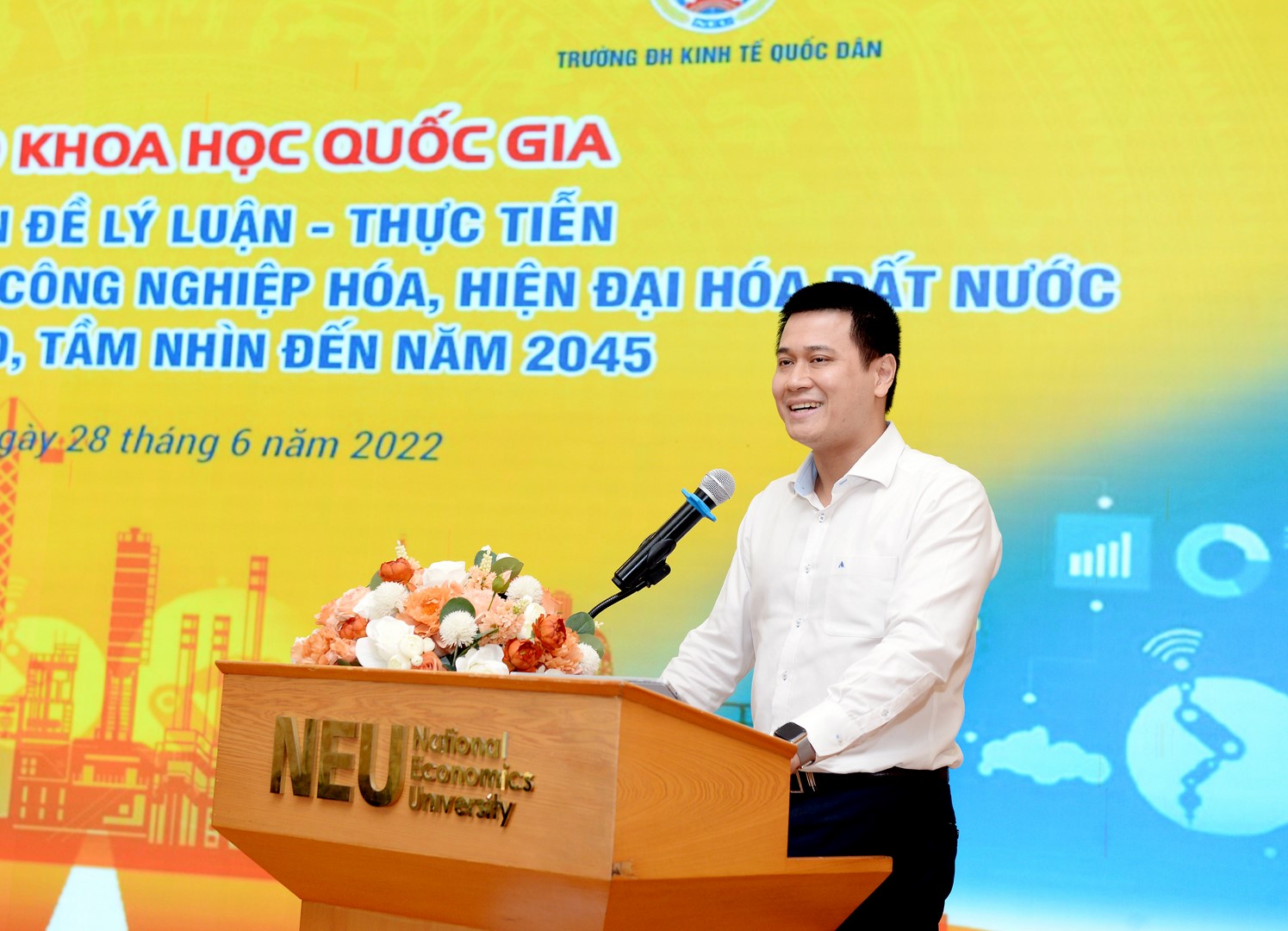 TS. Nguyễn Việt Long - Giám đốc Sở KHCN Bình Dương, thành viên HĐLLTƯ trình bày tham luận "Công nghiệp hóa, hiện đại hóa: nghiên cứu một số điểm đặc sắc tại tỉnh Bình Dương"