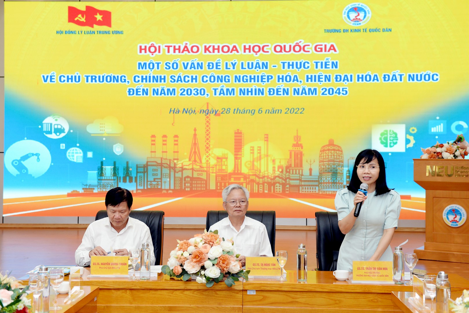Đoàn chủ tọa điều hành phiên thảo luận tại Hội thảo
