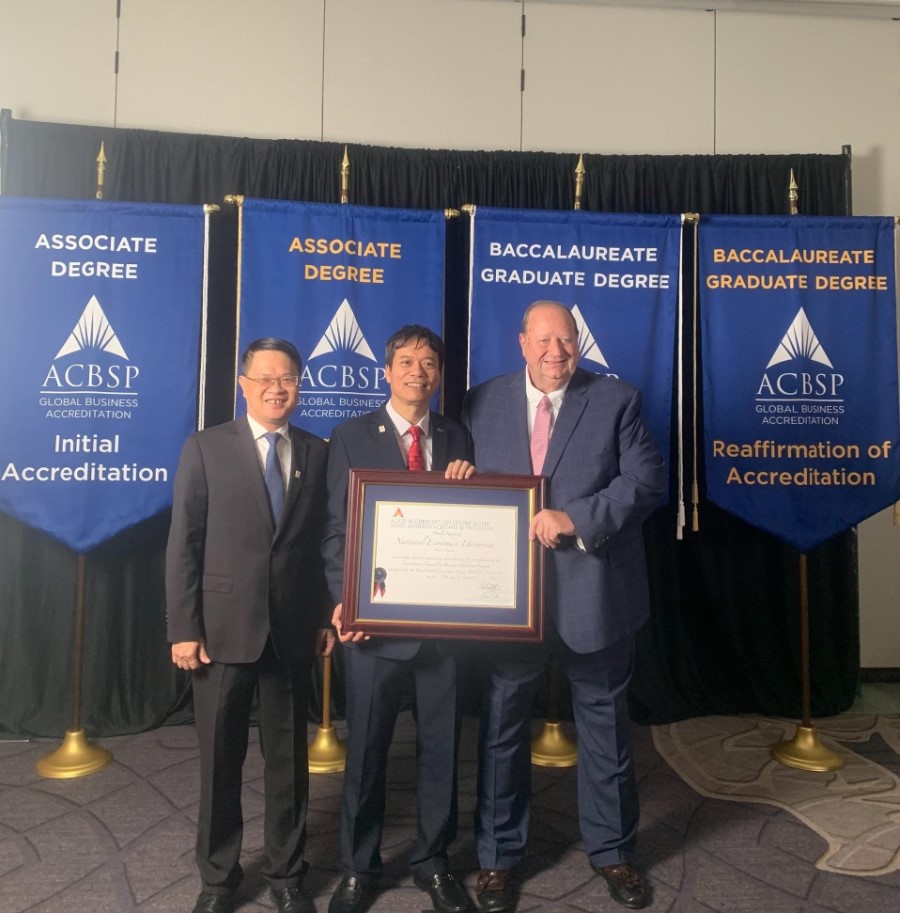 TS. Steve Parscale – Chủ tịch Hội đồng kiểm định của Tổ chức ACBSP trao chứng nhận đạt chuẩn chất lượng