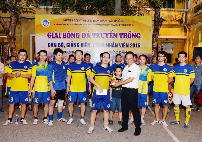 PGS.TS Nguyễn Thanh Hà trao Cup cho Đội Vô địch