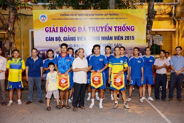 GS.TS Trần Minh Đạo trao giải Nhì và giải Ba