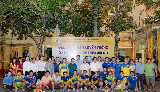 GS.TS Trần Minh Đạo trao giải Nhì và giải Ba 2