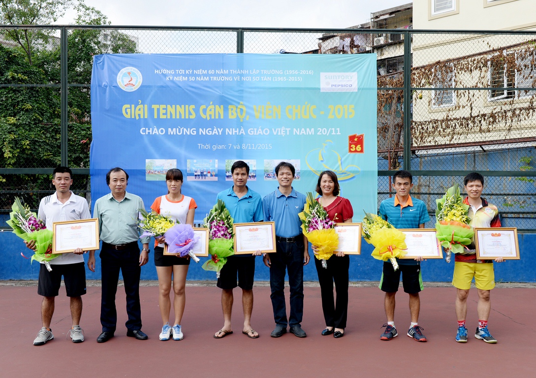 PGS.TS Phạm Hồng Chương; TS. Nguyễn Hữu Đồng trao giải thưởng cho cán bộ, viên chức có thành tích cao trong các giải tennis, cầu lông cấp Thành Phố năm 2015