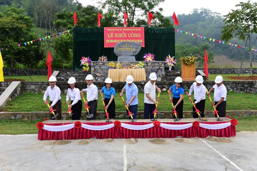 Các đại biểu thực hiện nghi thức khởi công