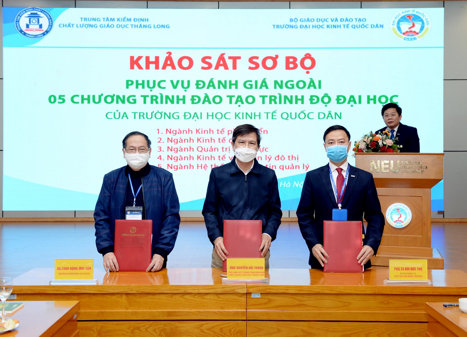 PGS.TS Bùi Đức Thọ, ThS. Nguyễn Hải Thanh và GS.TSKH Đặng Ứng Vận cùng nhau ký kết biên bản kết ghi nhớ kết thúc khảo sát sơ bộ 05 chương trình đào tạo