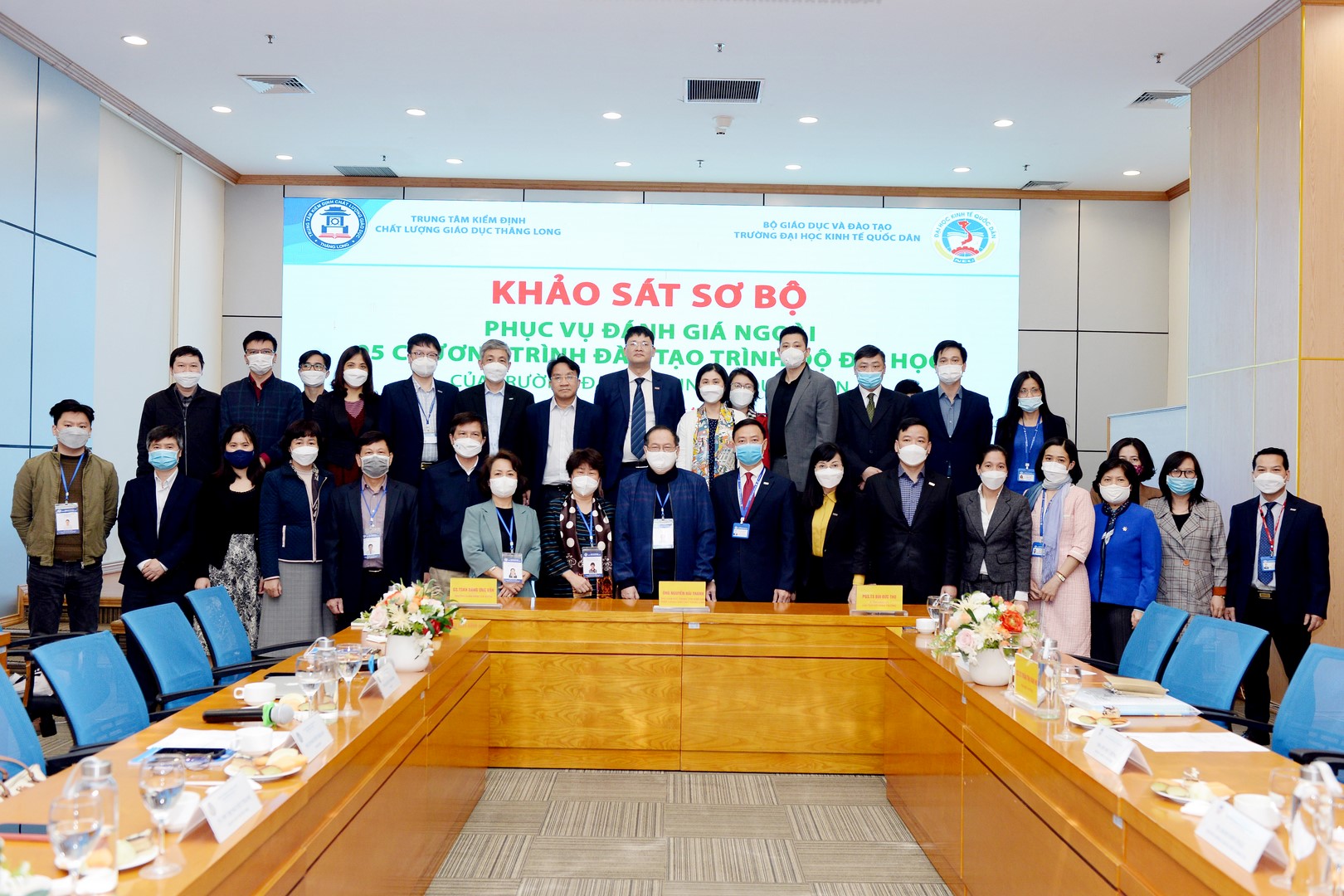 PGS.TS Bùi Đức Thọ, ThS. Nguyễn Hải Thanh và GS.TSKH Đặng Ứng Vận cùng nhau ký kết biên bản kết ghi nhớ kết thúc khảo sát sơ bộ 05 chương trình đào tạo 11