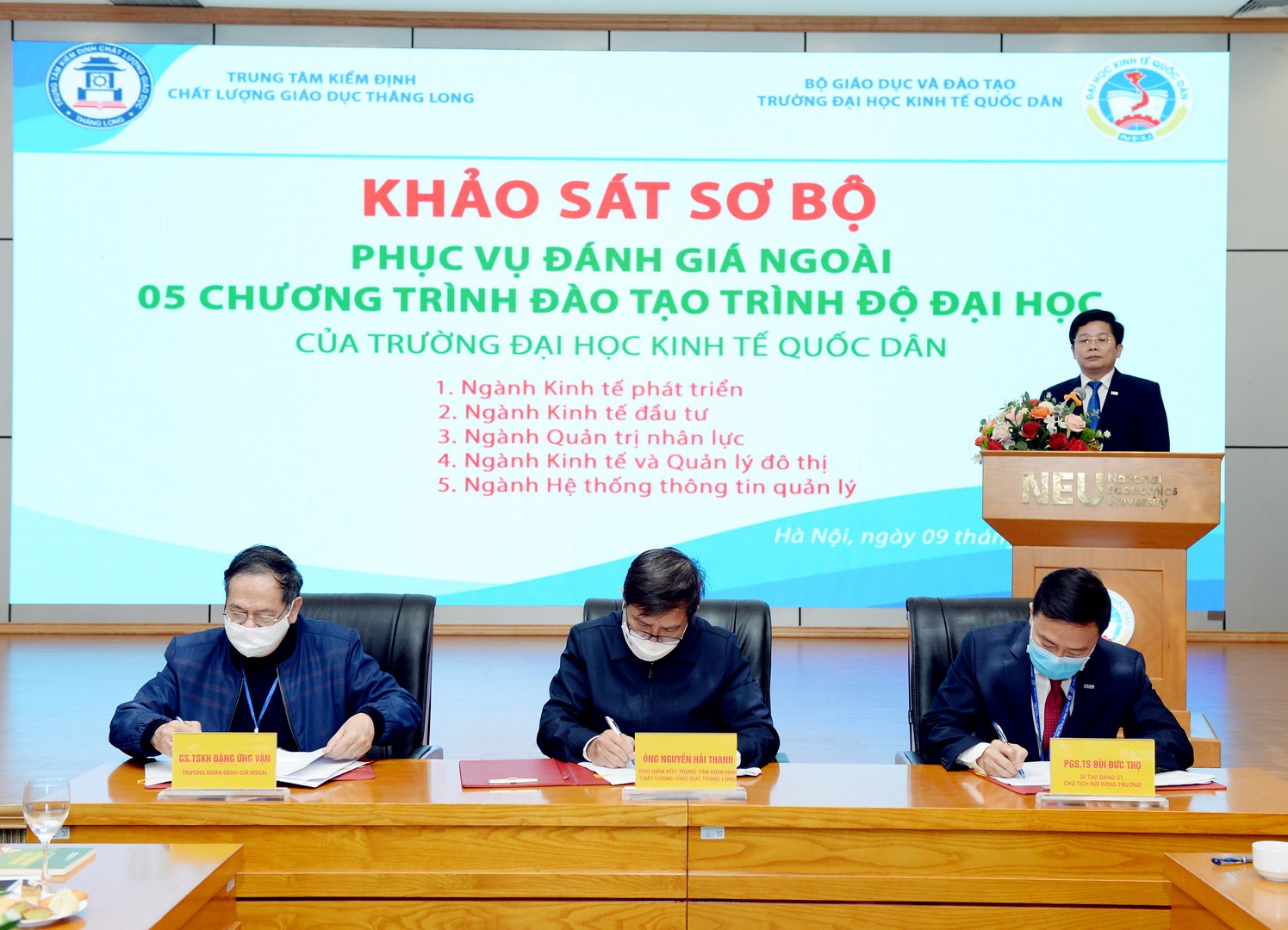 PGS.TS Bùi Đức Thọ, ThS. Nguyễn Hải Thanh và GS.TSKH Đặng Ứng Vận cùng nhau ký kết biên bản kết ghi nhớ kết thúc khảo sát sơ bộ 05 chương trình đào tạo