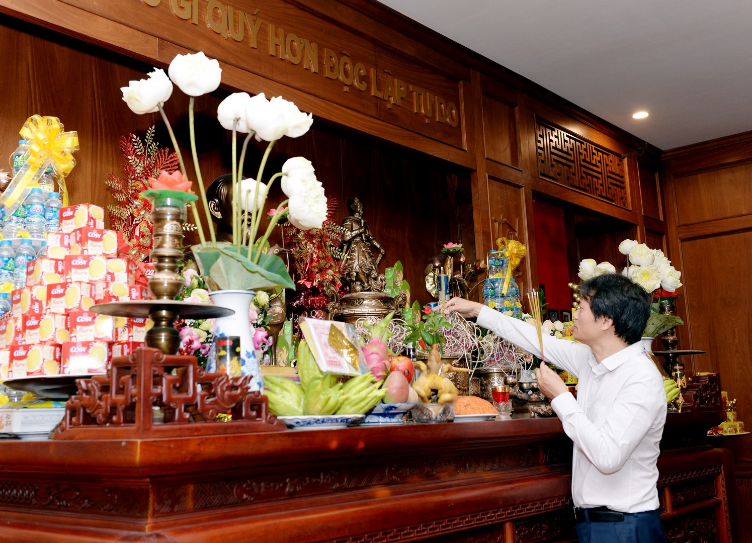 Lãnh đạo Nhà trường đến thắp hương, dâng hoa tại Phòng Tưởng niệm các Liệt sĩ và Đài kỷ niệm ngày lên đường bảo vệ Tổ quốc