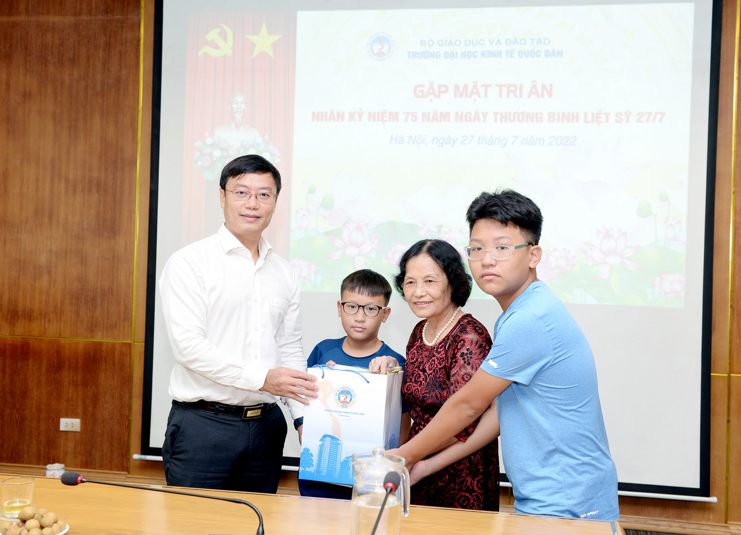 PGS.TS Bùi Đức Thọ tặng quà tri ân đến gia đình gia đình Liệt sĩ Đỗ Thanh Quang