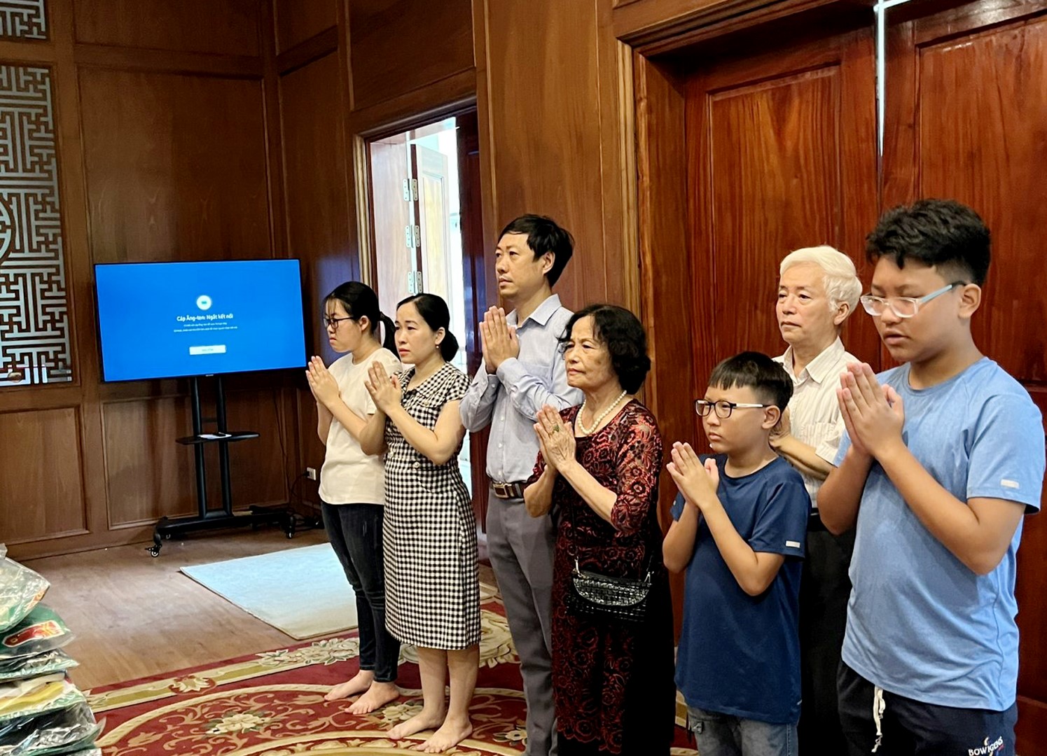 "Ba thế hệ" gia đình Liệt sĩ Đỗ Thanh Quang đến thắp hương tại Phòng Tưởng niệm các Liệt sĩ của Trường...