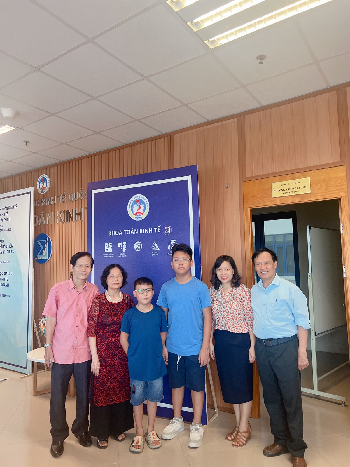 ... và tham quan tại văn phòng Khoa Toán