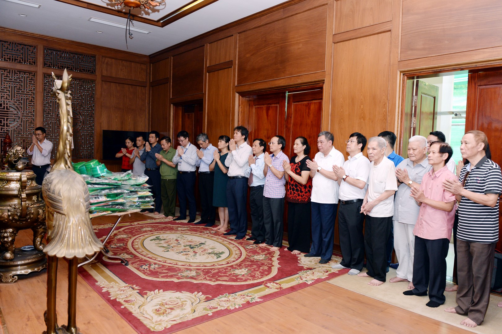 Lãnh đạo Nhà trường đến thắp hương, dâng hoa tại Phòng Tưởng niệm các Liệt sĩ và Đài kỷ niệm ngày lên đường bảo vệ Tổ quốc 2