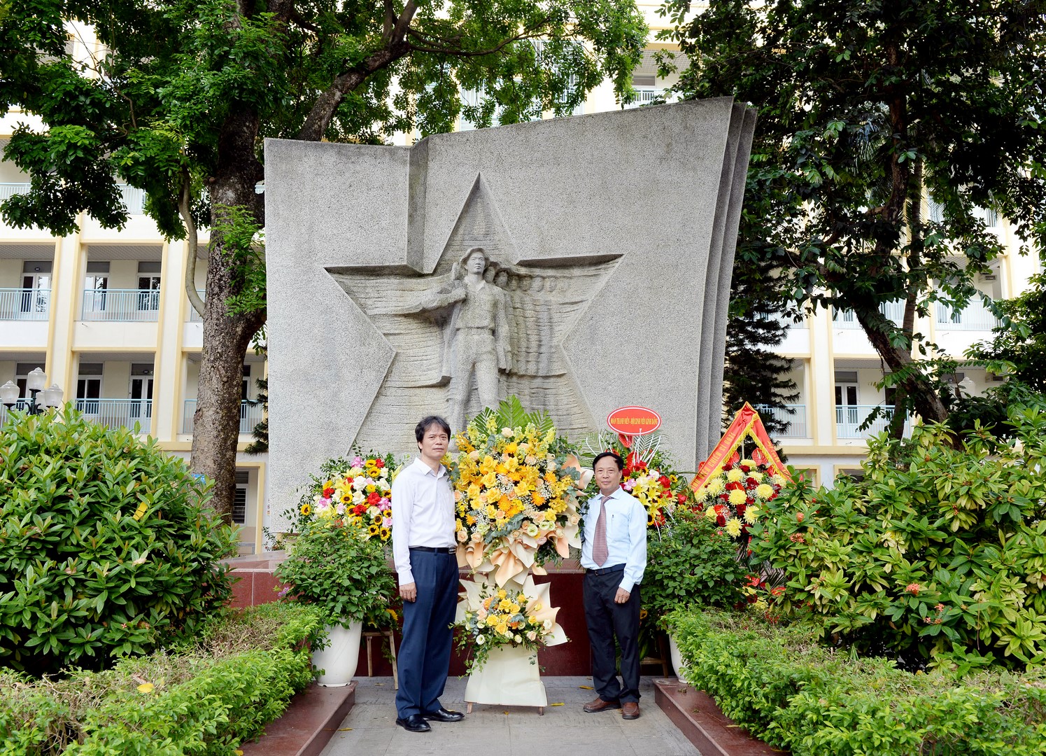 Lãnh đạo Nhà trường đến thắp hương, dâng hoa tại Phòng Tưởng niệm các Liệt sĩ và Đài kỷ niệm ngày lên đường bảo vệ Tổ quốc 3