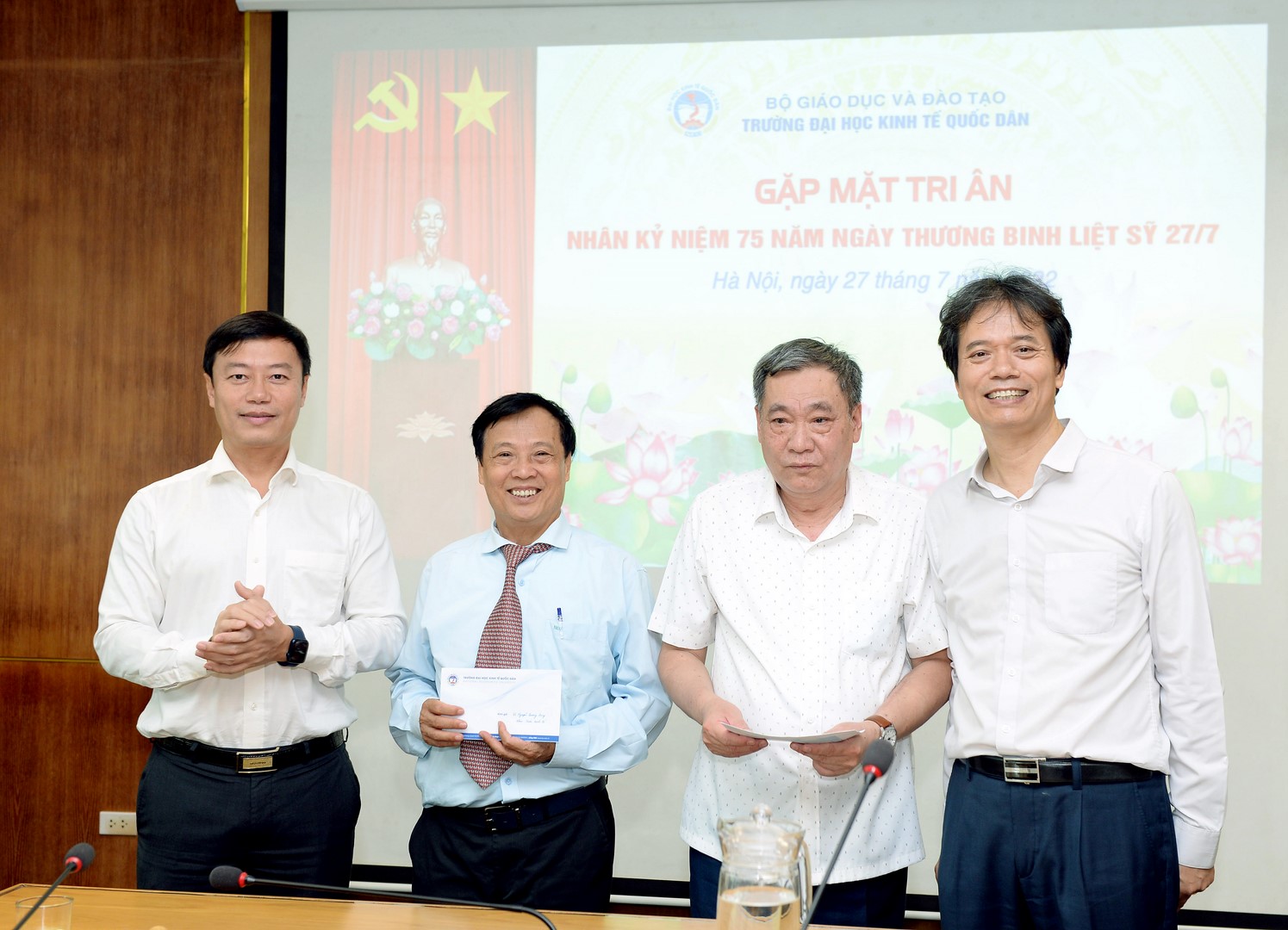 Lãnh đạo Nhà trường tặng quà và tri ân các viên chức là thương binh và con anh hùng liệt sĩ đang công tác tại Trường