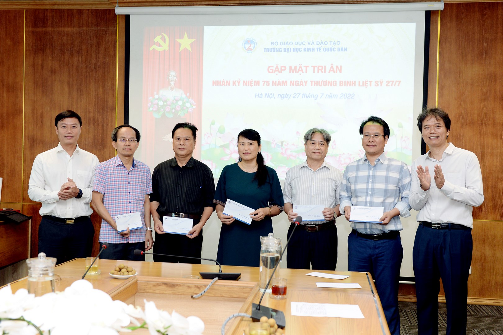Lãnh đạo Nhà trường tặng quà và tri ân các viên chức là thương binh và con anh hùng liệt sĩ đang công tác tại Trường 2