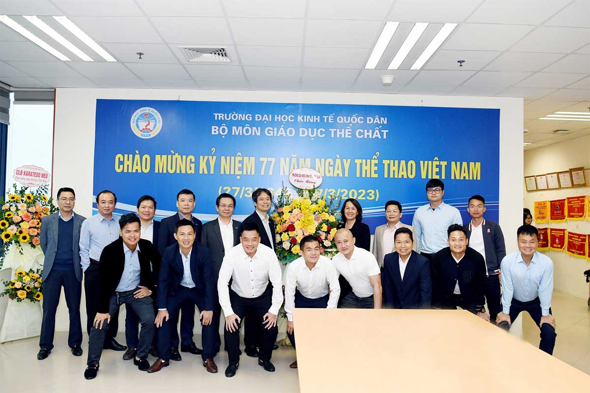 Lãnh đạo Trường tặng hoa và chụp ảnh lưu niệm cùng các cán bộ, giảng viên Bộ môn GDTC 
