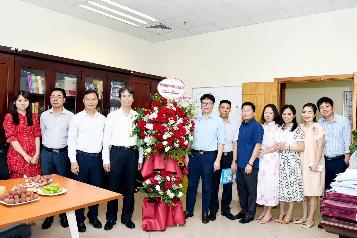 Lãnh đạo Trường chúc mừng Phòng Truyền thông nhân kỷ niệm 98 năm ngày Báo chí cách mạng Việt Nam