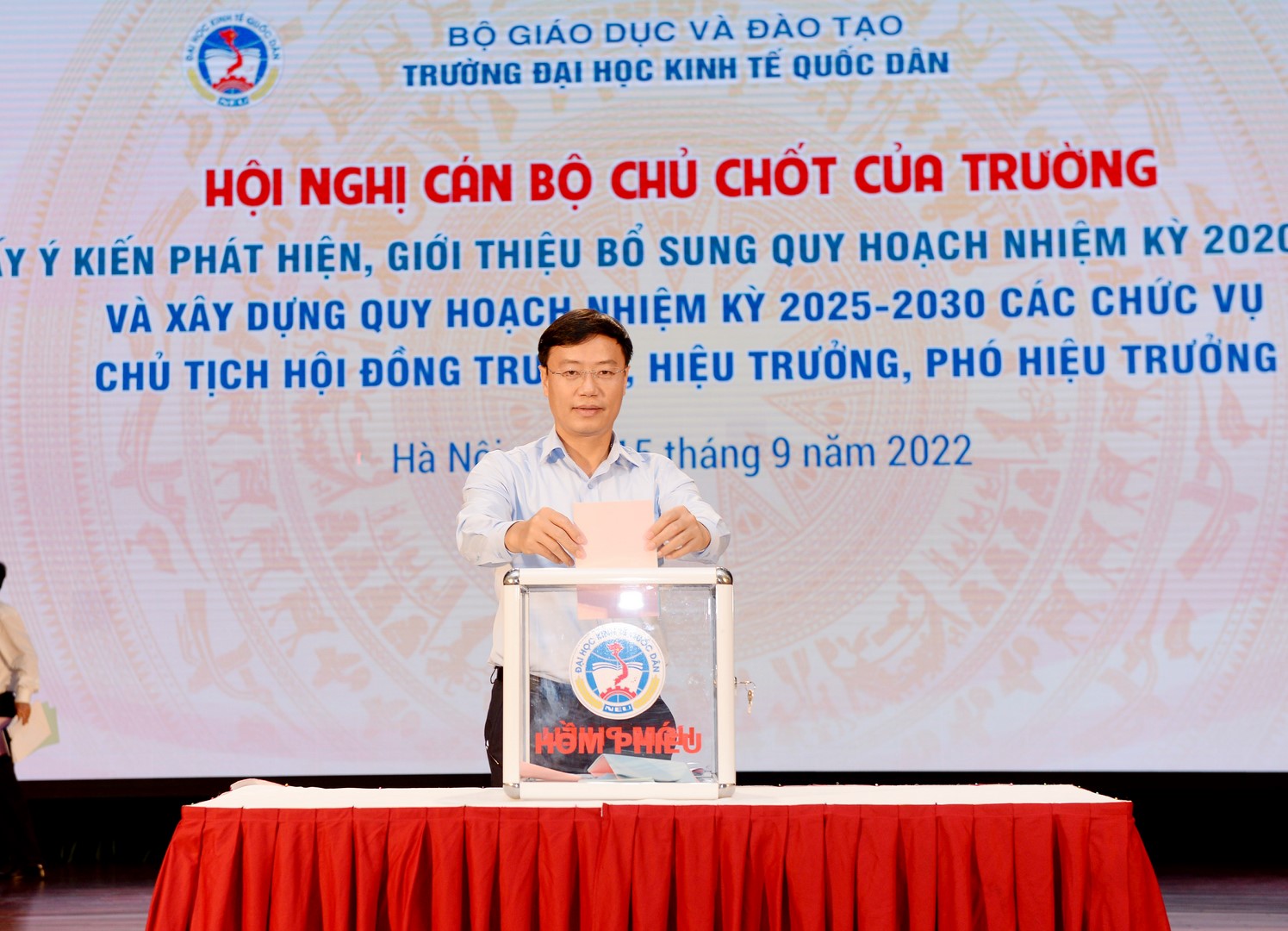 Các đại biểu tham dự Hội nghị tiến hành bỏ phiếu 1