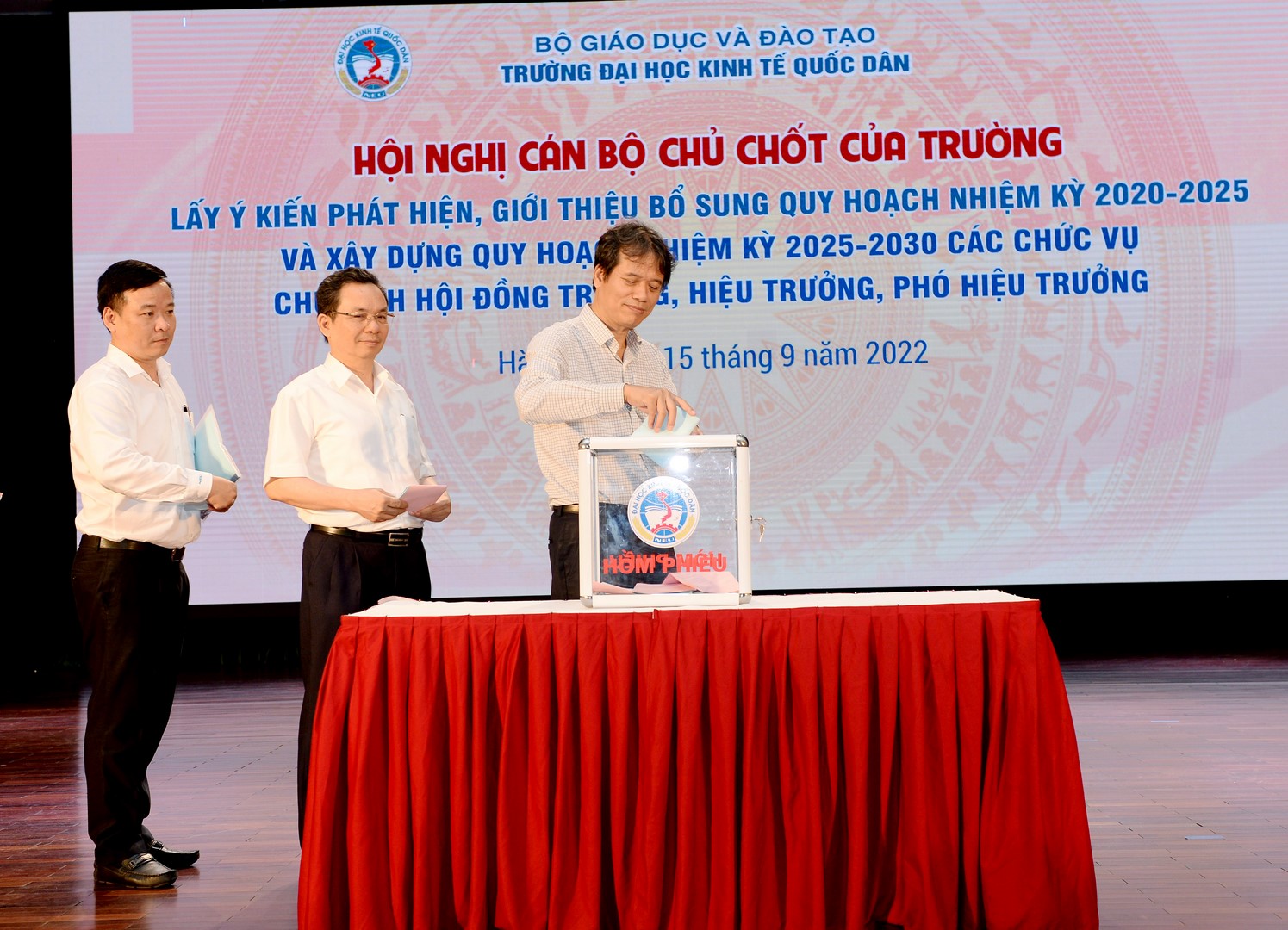 Các đại biểu tham dự Hội nghị tiến hành bỏ phiếu